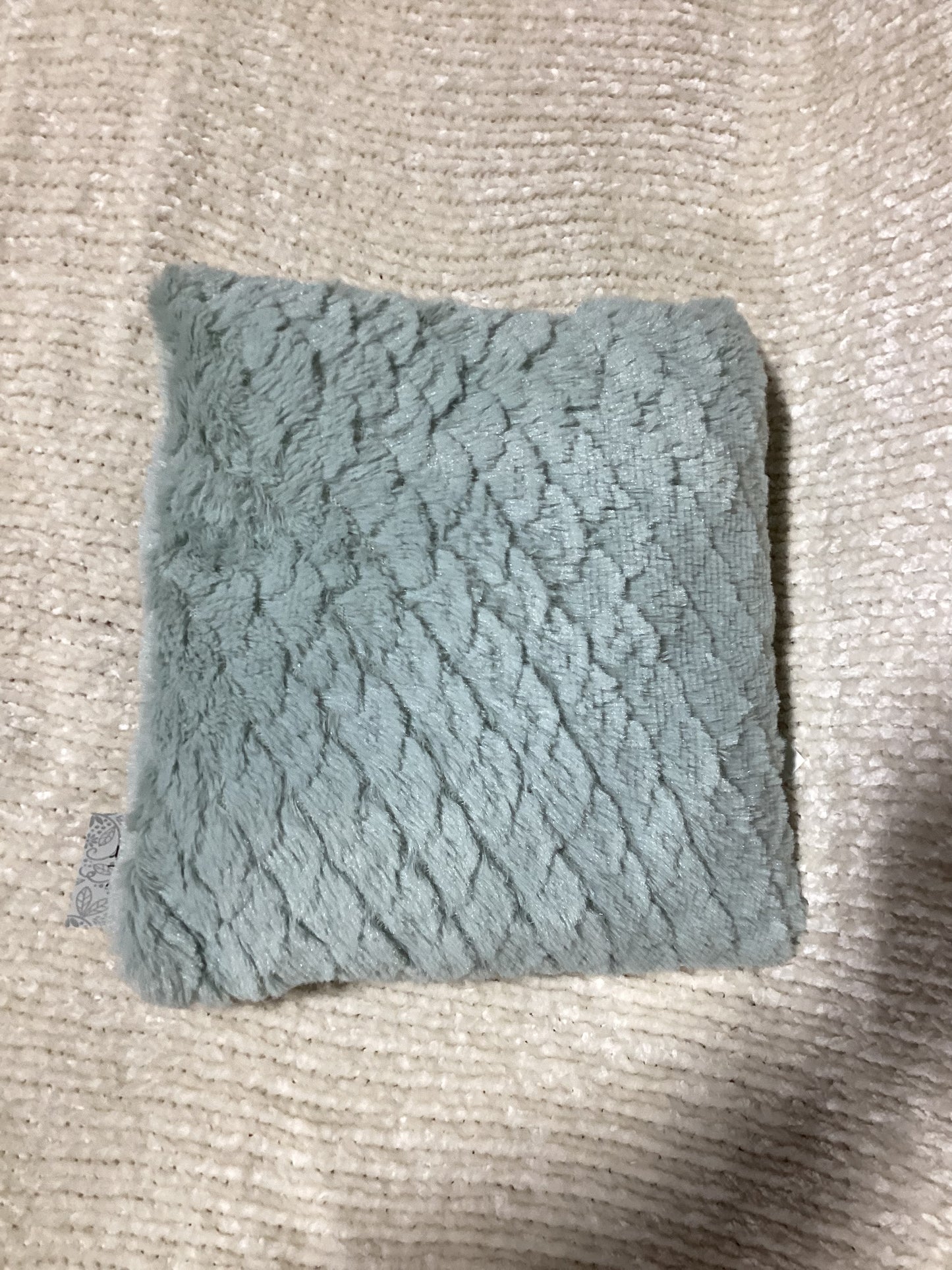 Petite green pillow -open box-