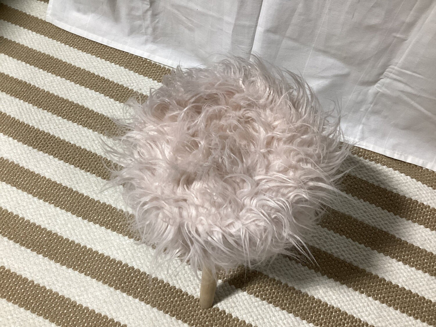 Pink fluffy stool-OPEN BOX