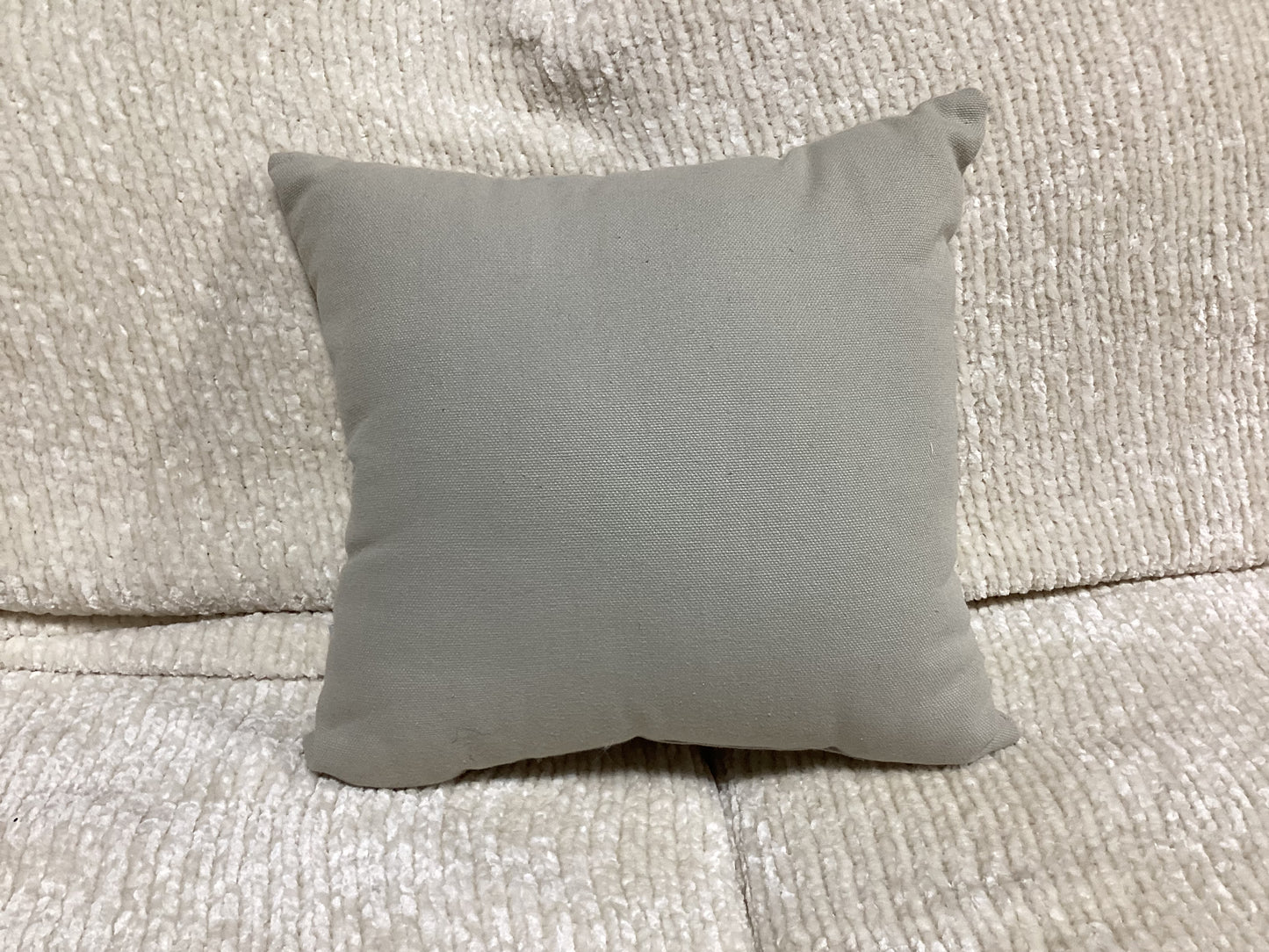 “Live” pillow -open box-